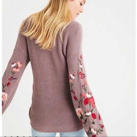 ❌sold mercari❌ American eagle mauve sweater embroidered flowers sleeves V neck - Picture 2 of 9
